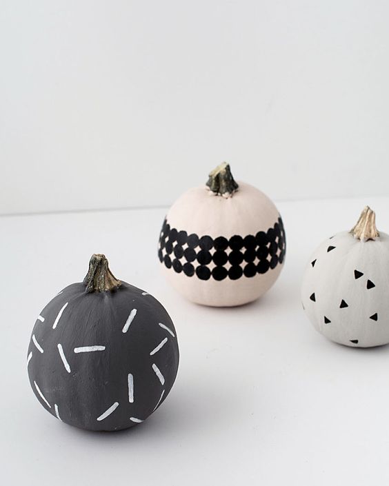 Abóboras decoradas com desenhos geométricos para o Halloween. Foto de abóboras decoradas para o Halloween.