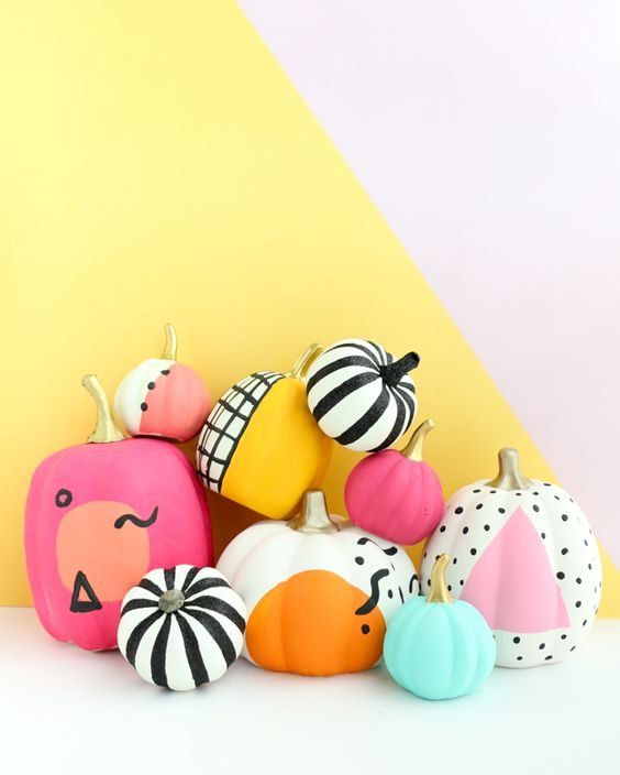 Foto de abóboras decoradas com várias padronagens para o Halloween.