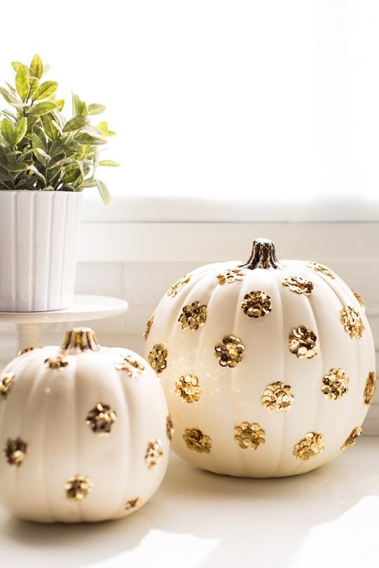 Foto de abóbora decorada com lantejoulas para o Halloween.
