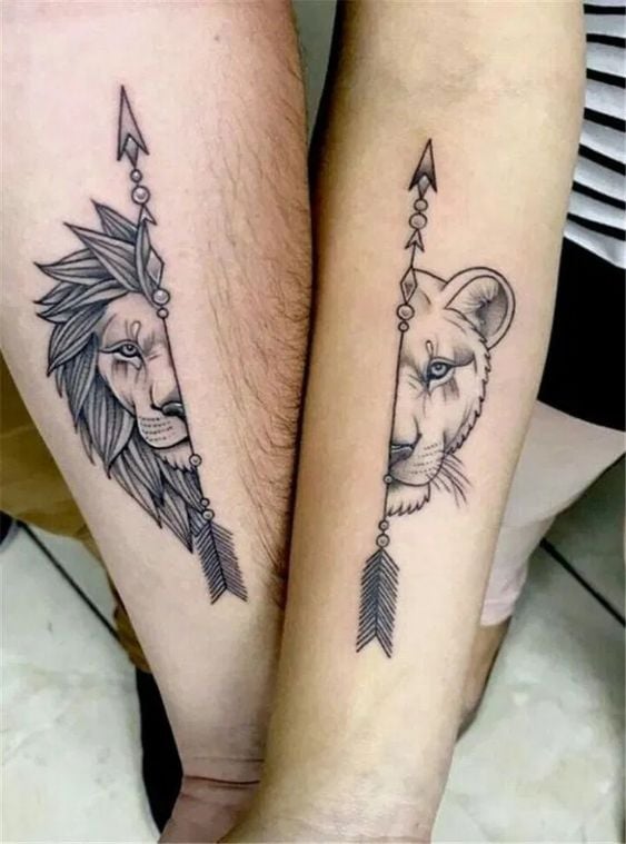 Tatuagem do signo de leão, Braços de pessoas diferentes, leão de um lado e leoa de outro, ambos com uma flexa