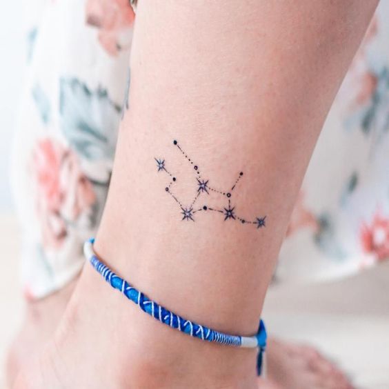 Tatuagem de constelação de signo