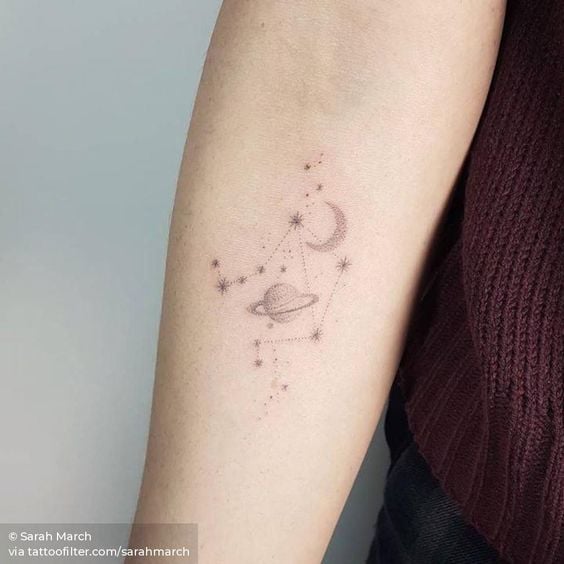 Tatuagem de constelação de libra