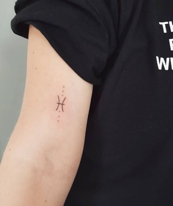 Tattoo delicada astrológica em braço