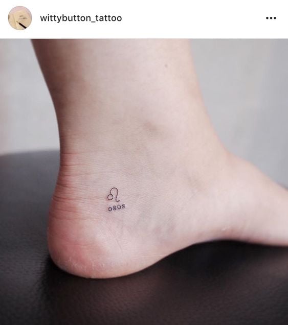 Tattoo pequena signo nos pés