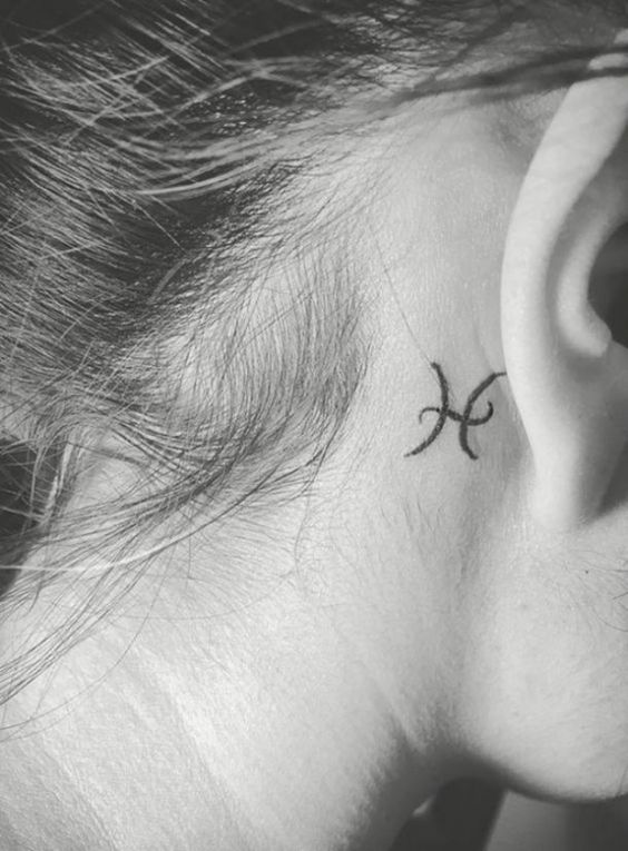 Tatuagem pequena de signo atrás da orelha