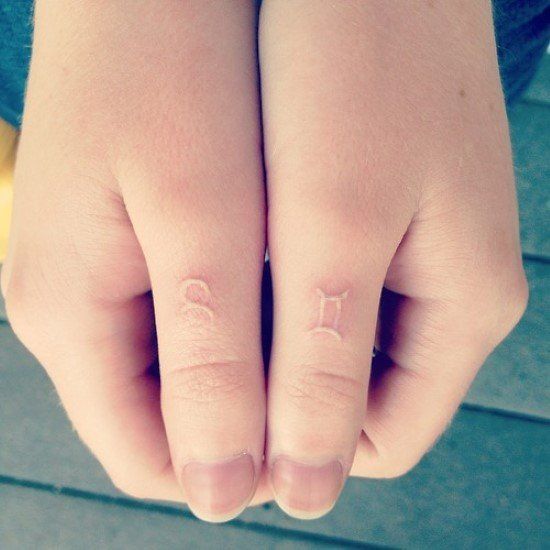 Tattoo branca de signo, símbolo nos dedos