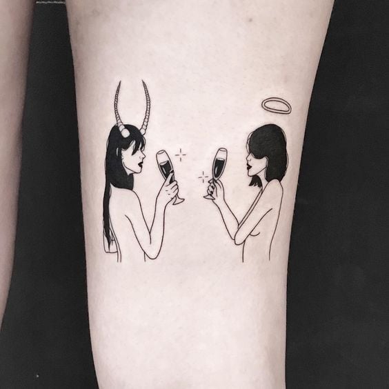 Tattoo de signo, mulher com chifres e outra com coroa de anjo.Ambas com taças de vinho