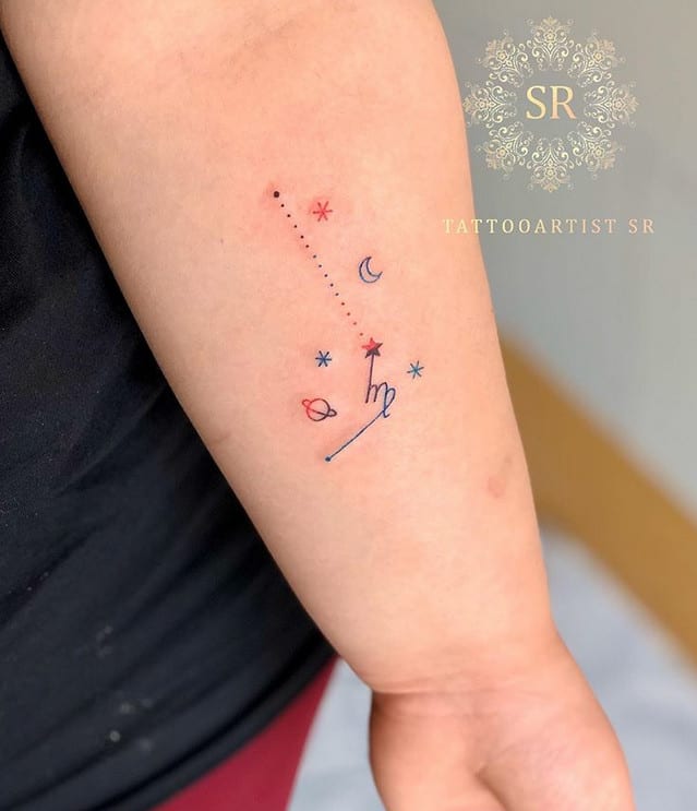 Tatuagem de constelação de signo colorida simples no braço