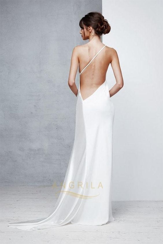 Olha como dá para fazer variações incríveis em um vestido minimalista.