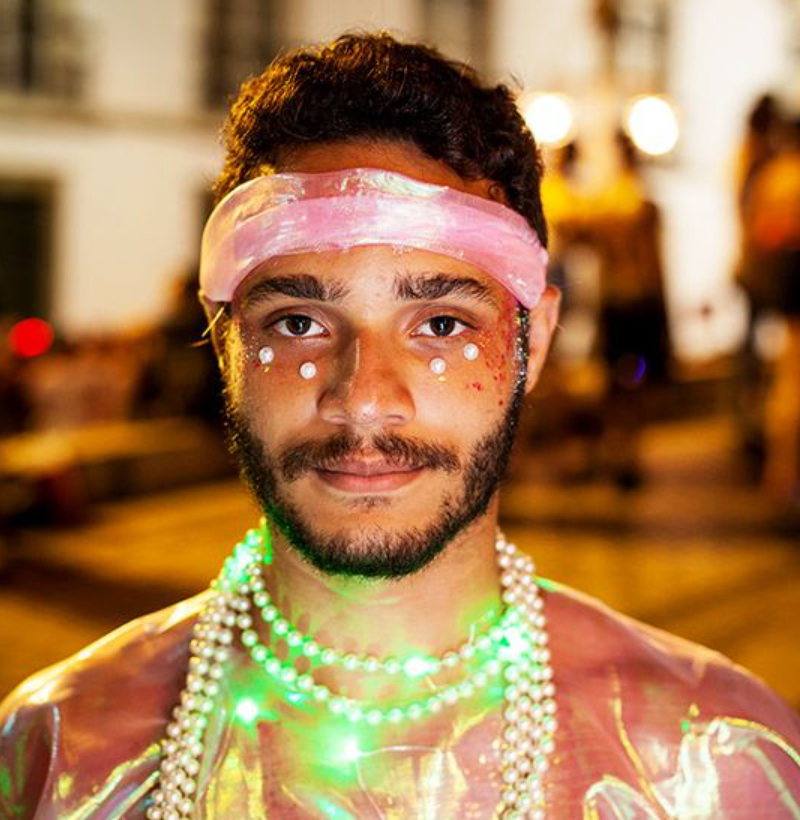 Maquiagem masculina para carnaval com strass de pérola