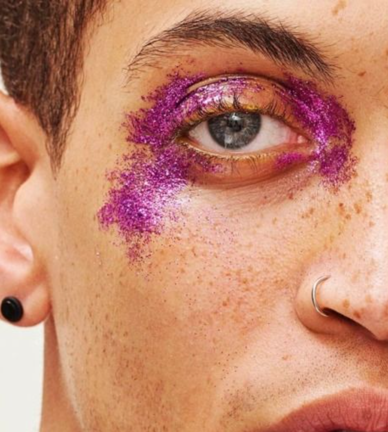 Maquiagem de olho masculina para carnaval com glitter