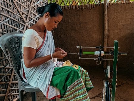 7Weaves – Seda sustentável e artesanal empodera comunidades indígenas na Índia