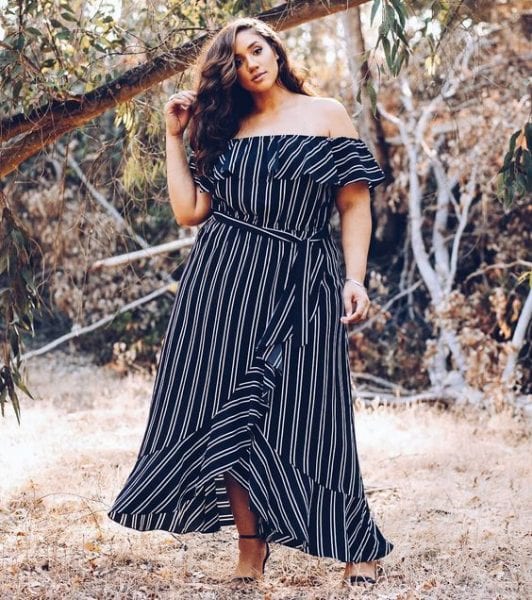 Mulher morena usando vestido midi branco e preto envelope de ombro a ombro