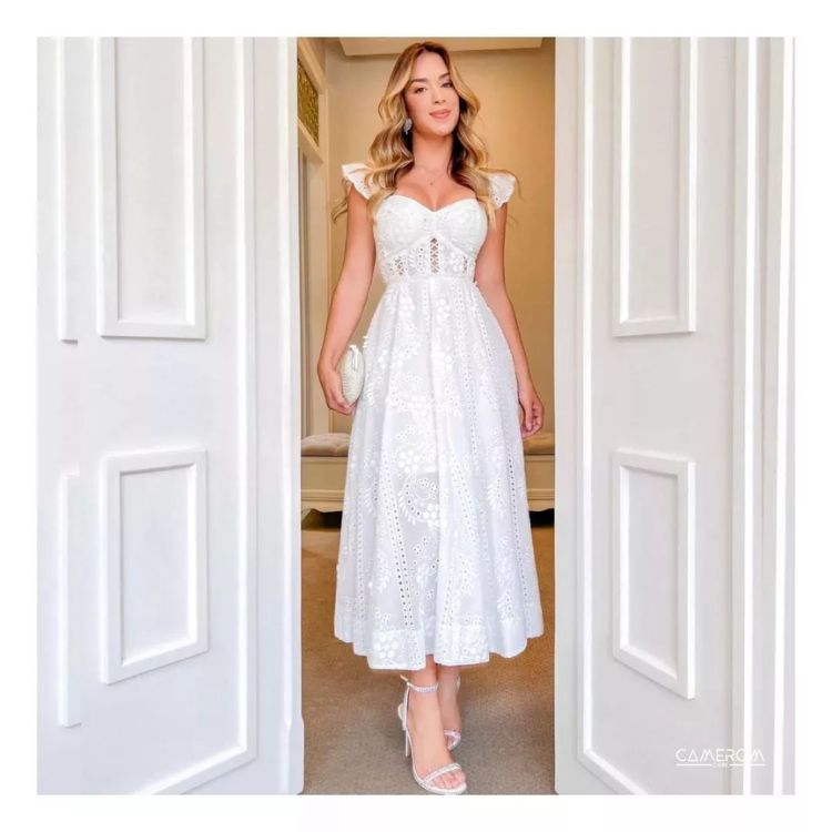 Mulher de pele clara e cabelo loiro usando vestido midi manga curta de lesie