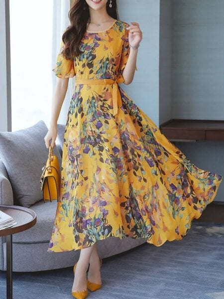 Mulher de pele clara usando vestido midi amarelo floral