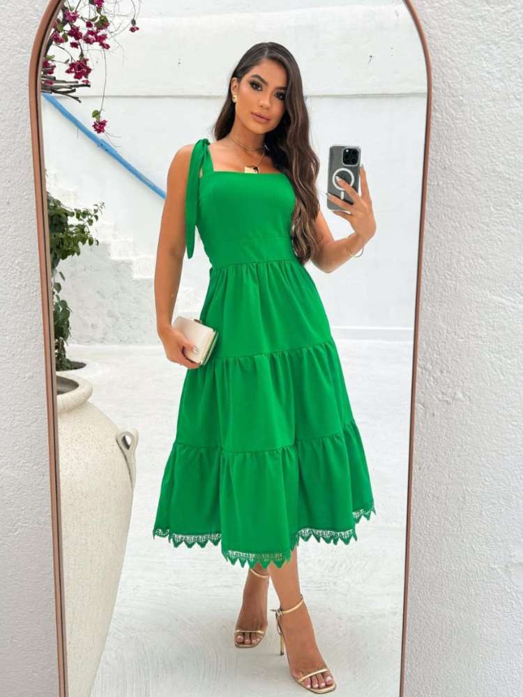 Mulher de pele clara e cabelo castanho usando vestido midi verde