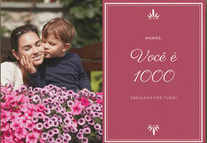 Foto de bebê de pele clara beijando bochecha de mulher de pele clara em frente a flores. Ao lado, bloco rosa escrito "Mamãe, você é 1000. Obrigado por tudo"