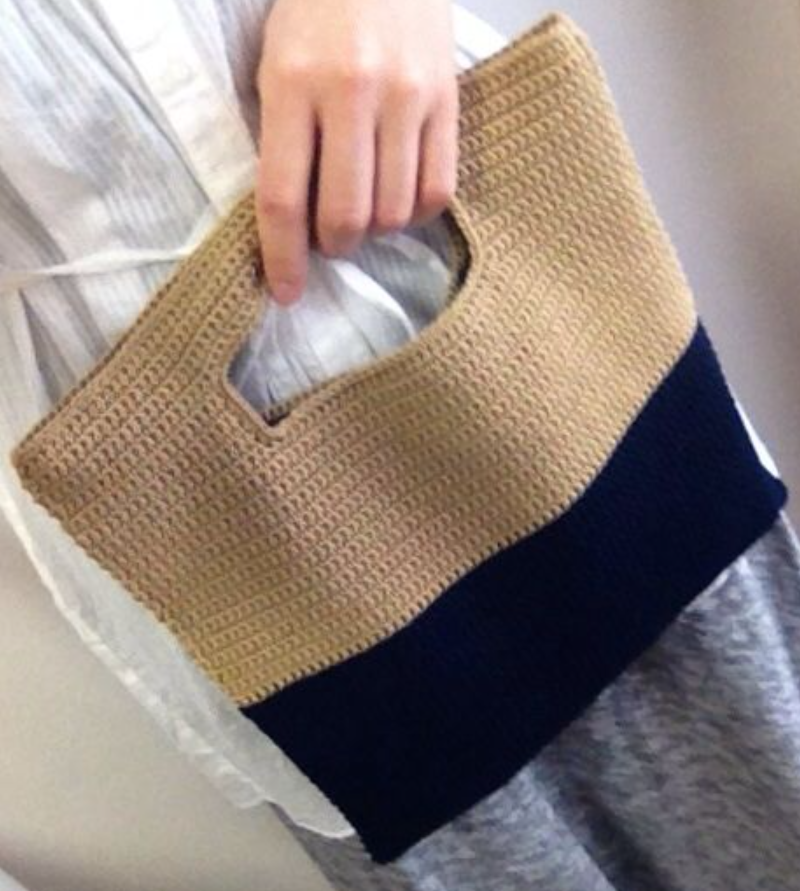 Bolsa de mão de crochê bicolor
