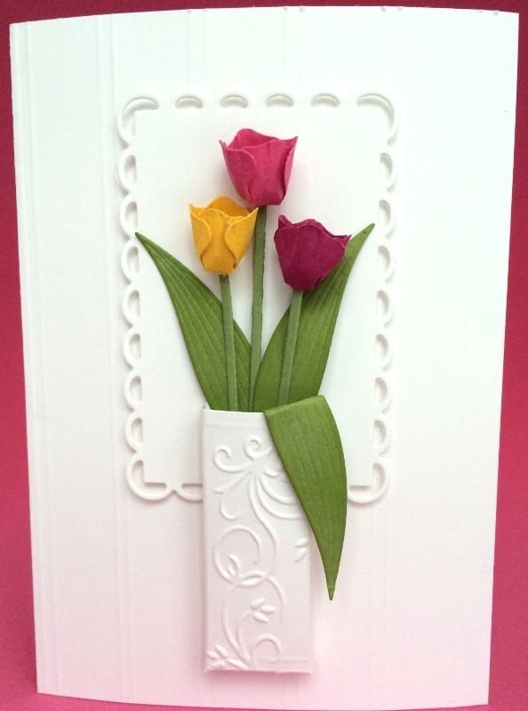 Cartão branco texturizado com flores rosas e amarela