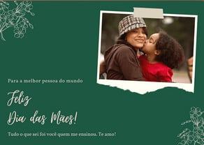 Cartão virtual de fundo verde com foto de mãe e filha de pele negra, além de frase "Para a melhor pessoa do mundo. Feliz Dia das Mães. Tudo o que sei foi você quem ensinou. Te amo!"