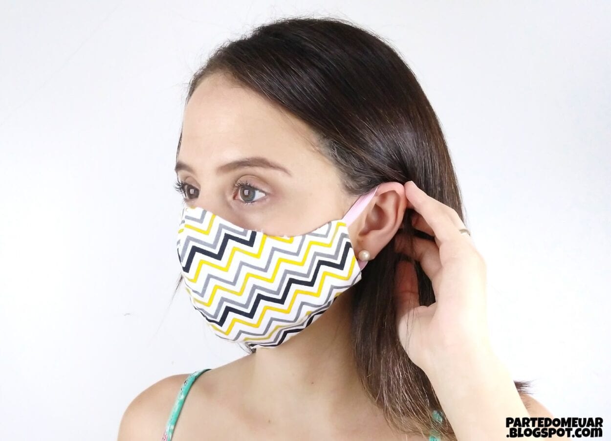 Máscara de proteção caseira feita com tecido