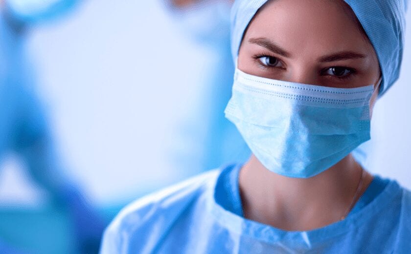 Médica usando máscara cirúrgica