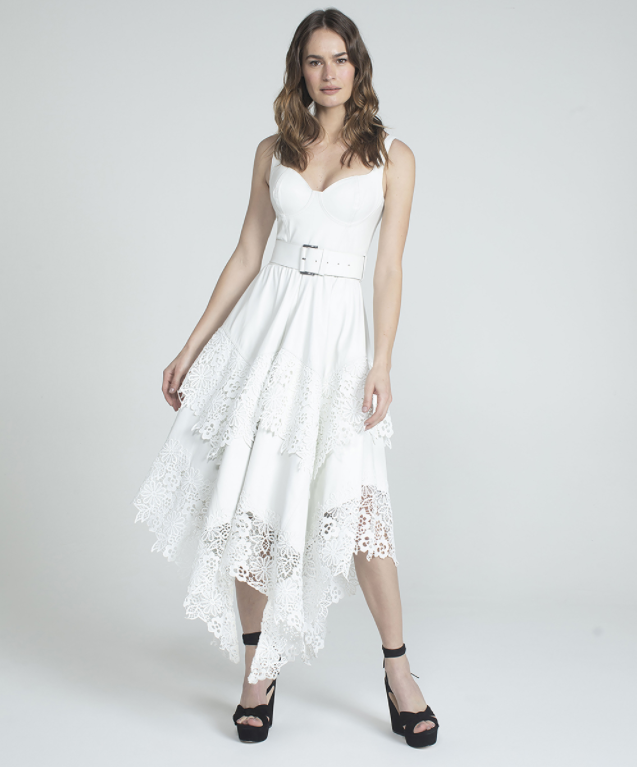 Modelo usa vestido branco em camadas assimétricas