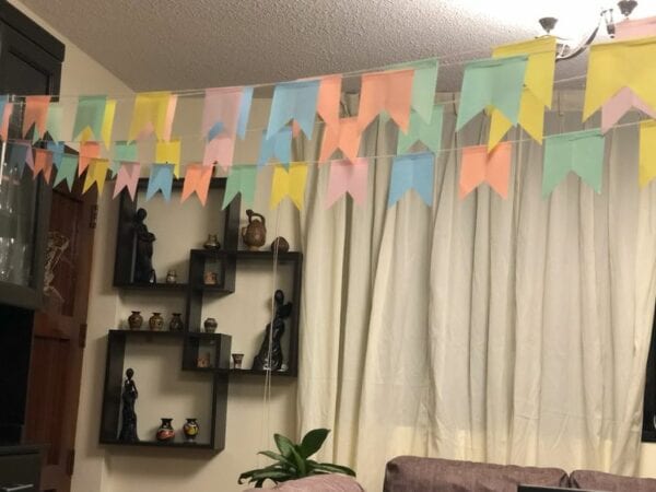 Sala decorada com bandeirolas