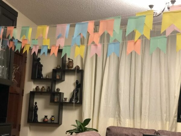 Sala decorada com bandeirolas Sala decorada com bandeirolas