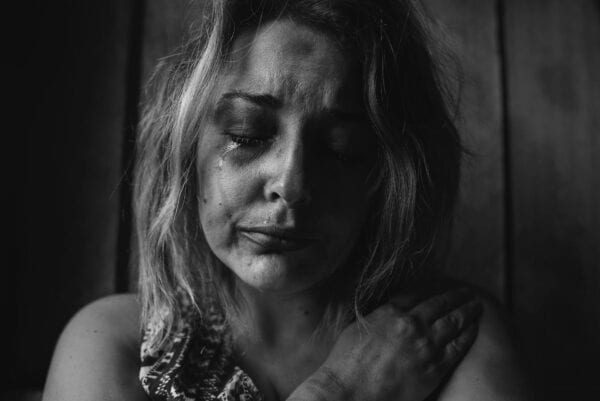 foto de mulher chorando