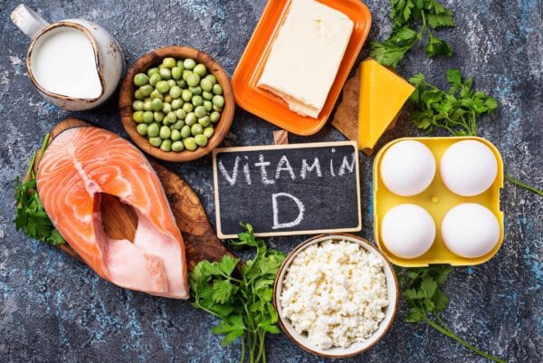 Foto de alimentos que são fonte de vitamina d: salmão, queijo, ovos, leite, entre outros