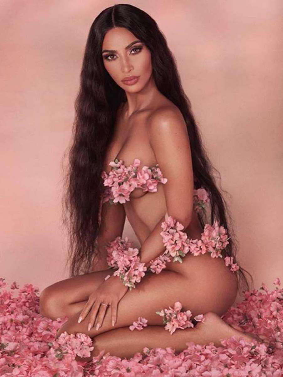 Ensaio fotográfico de Kim Kardashian vestida de flores