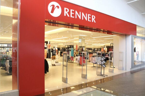 agressão homofobica nas lojas renner Foto de fachada de lojas renner que se viu envolvida em agressão homofóbica