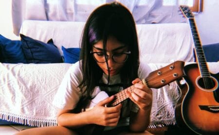 Jovem cantora, Thaylana Siqueira, traduz espera da pandemia em canções autorais