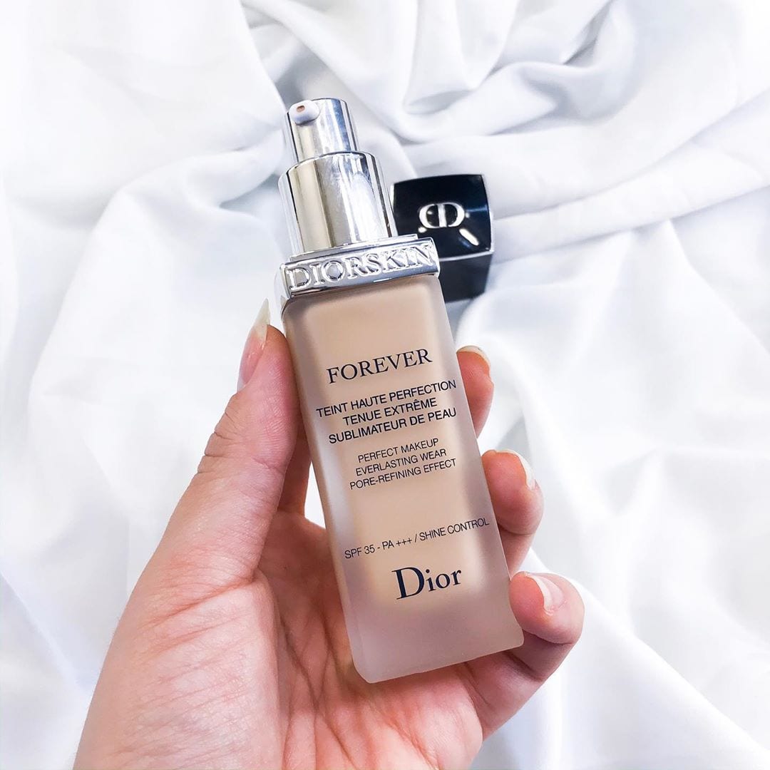 Base para pele oleosa Mão segura Vidro de base Diorskin Forever da dior Imaagem com vidro Vidro de base Diorskin Foreve