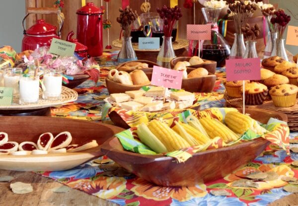 Mesa com diversas comidinhas tradicionais de são joão Mesa com diversas comidinhas tradicionais de são joão