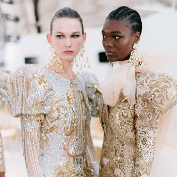 couture PFW - Modelos com looks trabalhados em branco e dourado ricamente bordados e com mangas bufantes