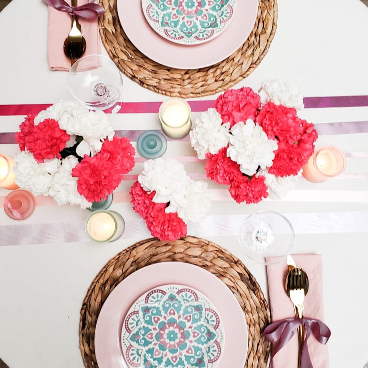 Foto de mesa posta para jantar romêntico decorado com flores vermelhas e brancas