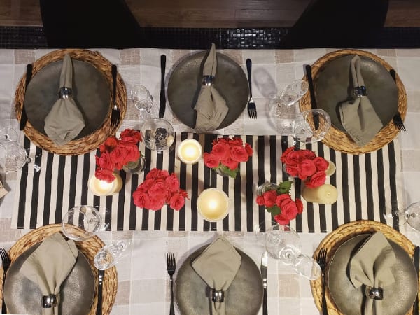 mesa posta jantar romântico preto e vermelho