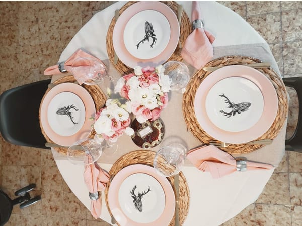 Jantar romântico com mesa posta decorada em tons de rosa claro - delicadeza