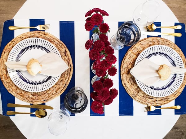 Foto de mesa posta para jantar romântico.