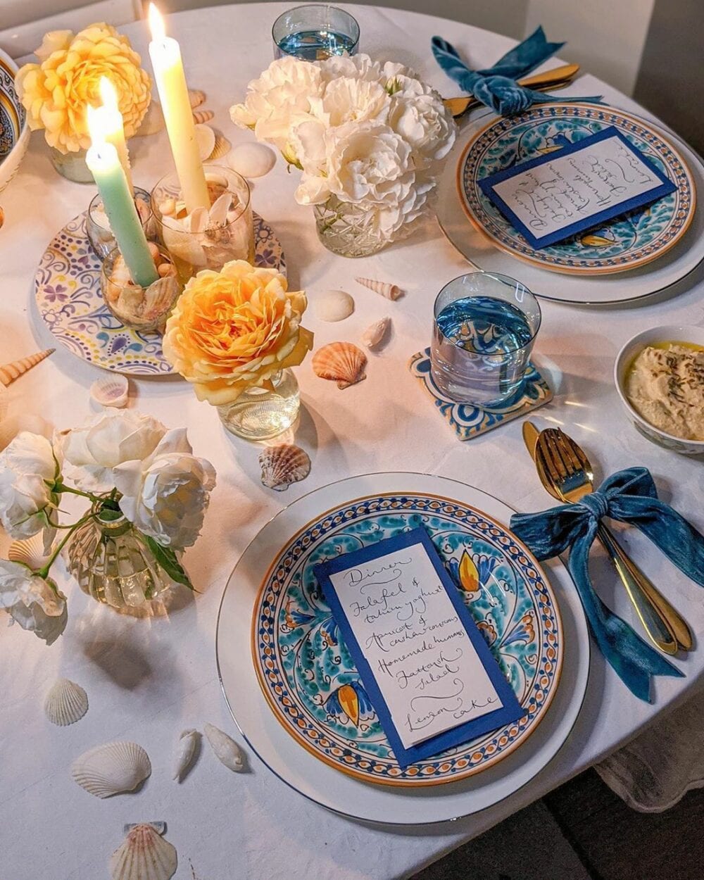 Mesa posta para jantar romântico com decoração em azul e amarelo