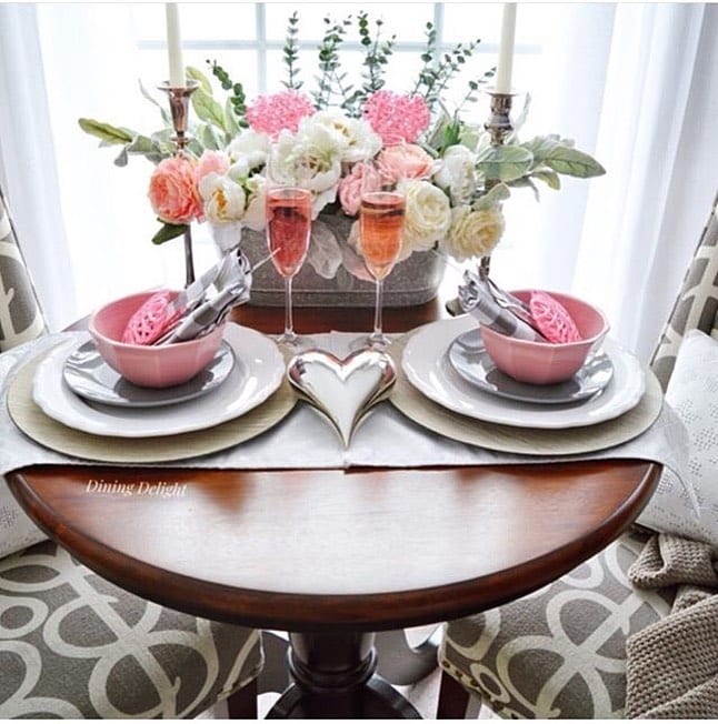 Mesa posta de Jantar de dia dos namorados decorada com coração prata e rosas rosas e brancas