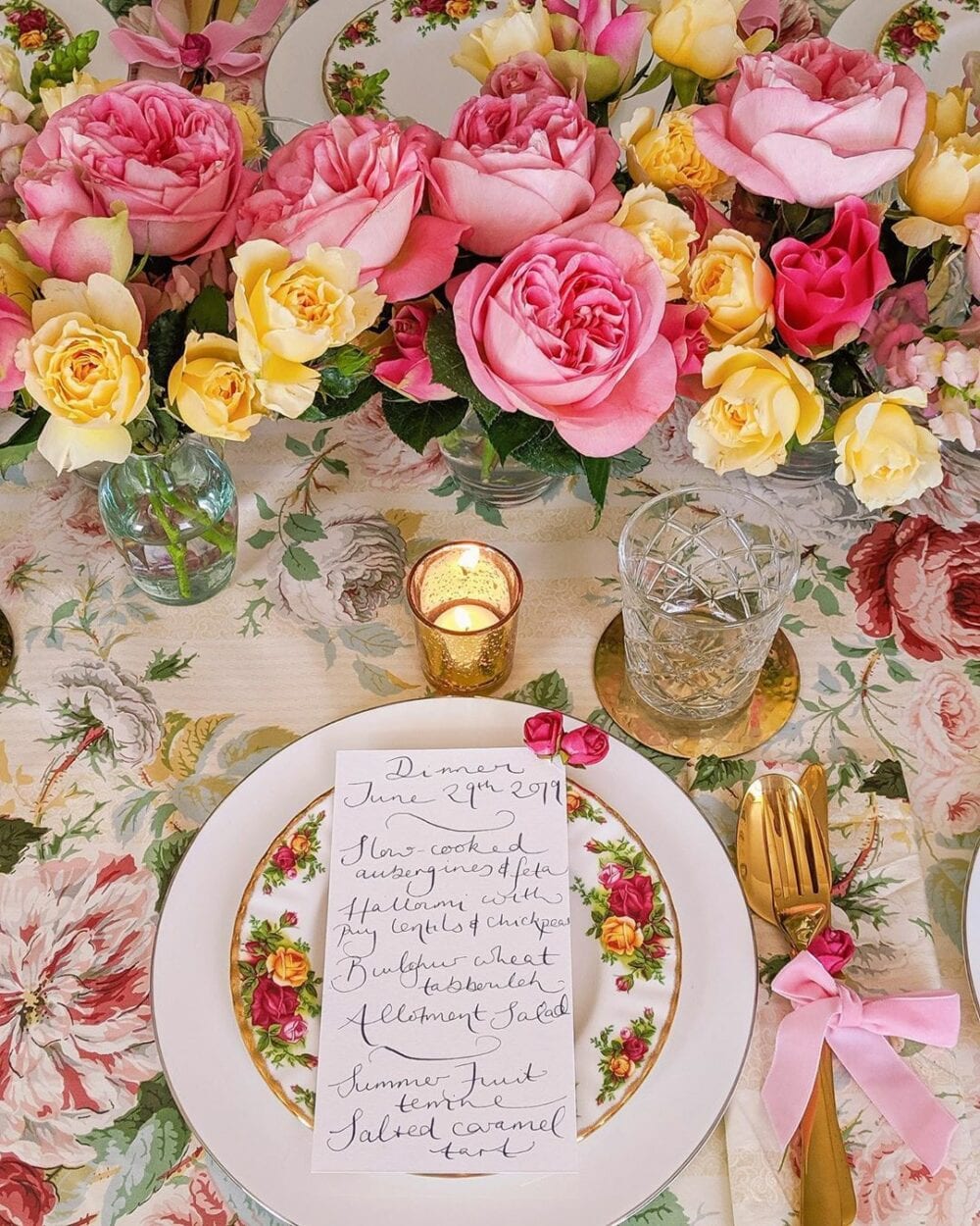 Mesa posta de Jantar Romântico de corada com rosas e menu feito a mão