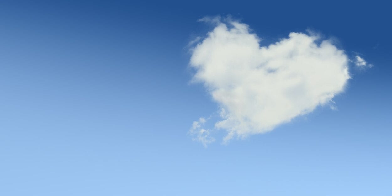 Foto de nuvem em formato de coração - Como lidar com a solidão no dia dos namorados