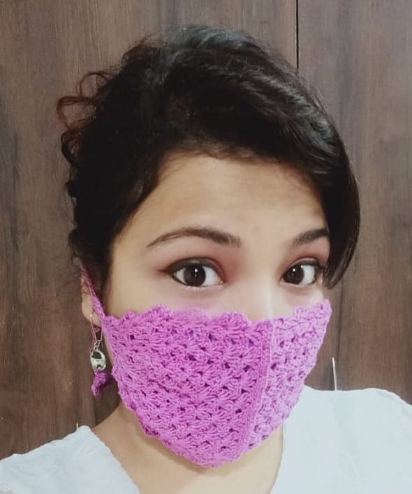 Foto de mulher com Máscara de proteção em crochê pink
