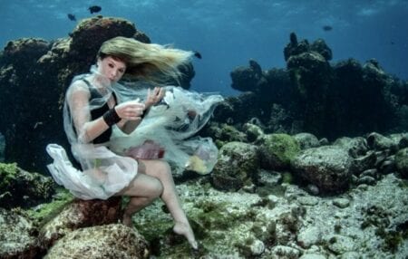 Ensaio no fundo do mar transforma plástico em moda consciente