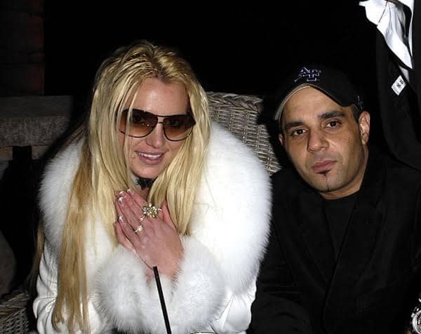 Britney ao lado de Sam Lutfi, empresário acusado de manter a cantora a base de remédios controlados