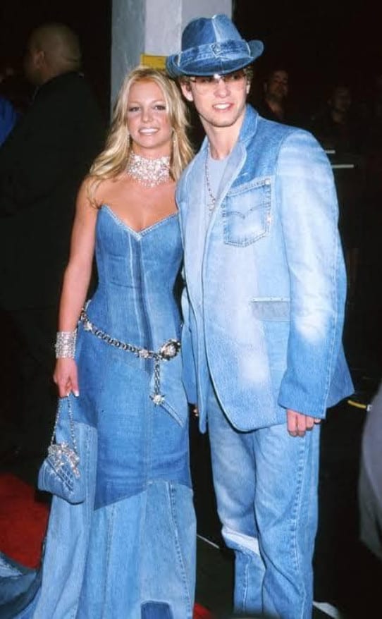 Britney Spears ao lado de Justin Timberlake, os dois com looks interiros de jeans