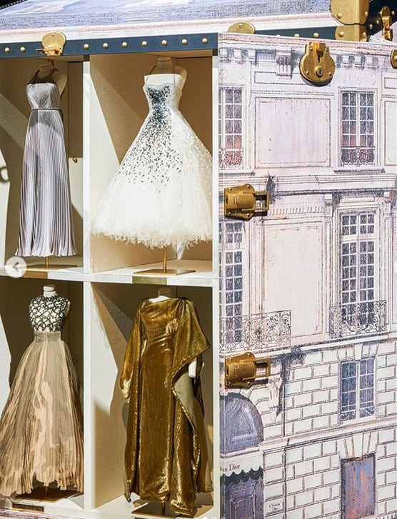Detalhe da caixa de de vestidos miniaturas da dior com fachada da maison
